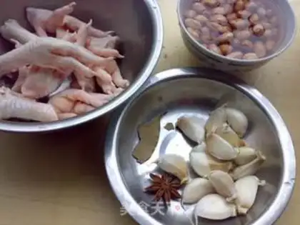Make Garlic peanut chicken claws step 1