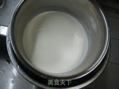 Make Strawberry birthday cake step 2