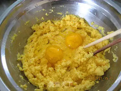 Make Pineapple pouring eggs step 3