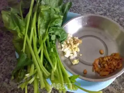 Make Garlic shrimp, spinach step 1