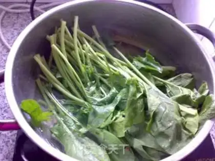 Make Garlic shrimp, spinach step 3