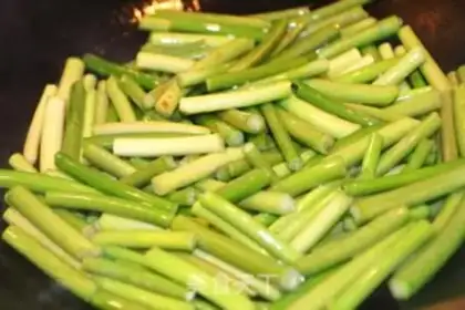 Make Garlic fried sausage step 2