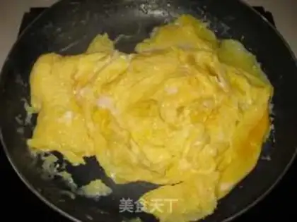 Make Garlic fried eggs step 4