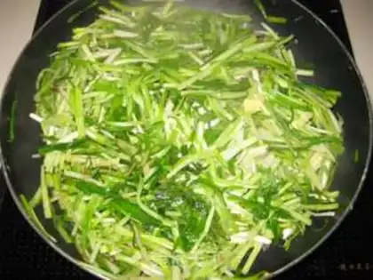 Make Garlic fried eggs step 7