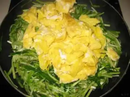 Make Garlic fried eggs step 8