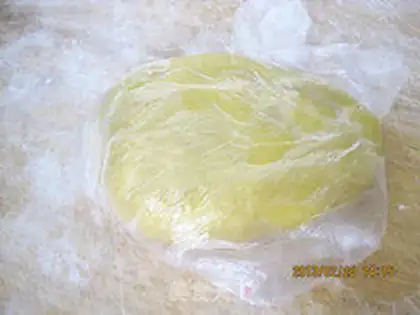 Make Heart-shaped doll-head cookies step 1