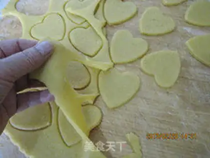 Make Heart-shaped doll-head cookies step 4