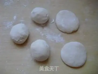 Make Autumn leaf buns step 2