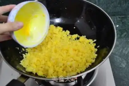 Make Gold egg fried rice step 5
