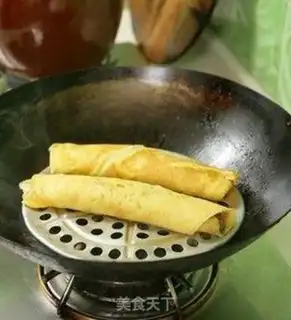 Make Onion egg roll step 4