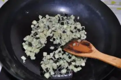 Make Hands on egg noodles step 4