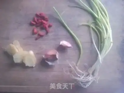 Make Soybean pig hoof soup step 2