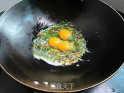 Make Garlic fried eggs step 4