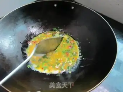 Make Garlic fried eggs step 5