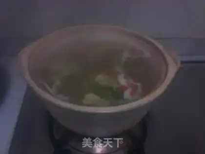 Make Soybean pig hoof soup step 4