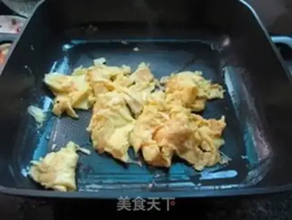 Make Garlic fried eggs step 4