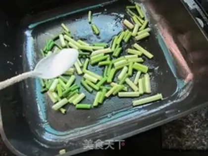 Make Garlic fried eggs step 5