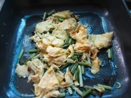 Make Garlic fried eggs step 7