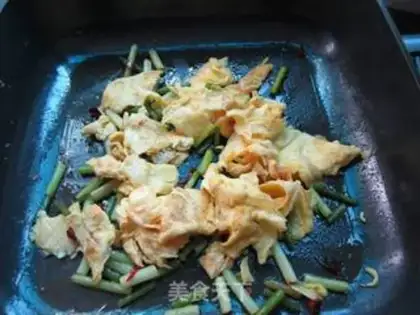 Make Garlic fried eggs step 8