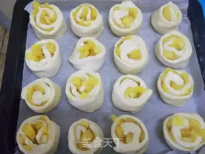 Make Pineapple roll step 17