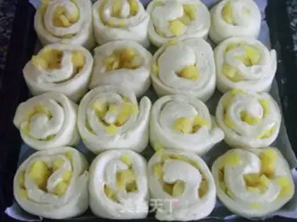 Make Pineapple roll step 18