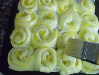 Make Pineapple roll step 19
