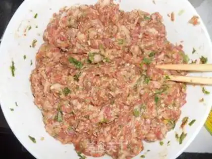 Make Celery pork dumplings step 1