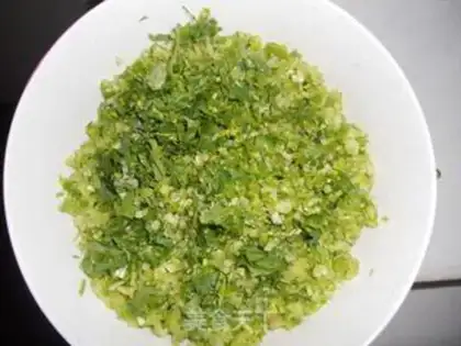 Make Celery pork dumplings step 2