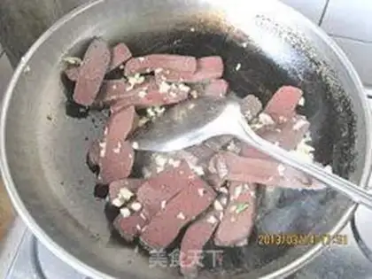 Make Garlic fried pig blood step 4