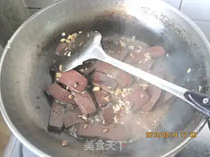 Make Garlic fried pig blood step 5