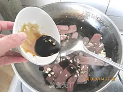 Make Garlic fried pig blood step 6