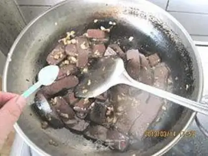 Make Garlic fried pig blood step 7