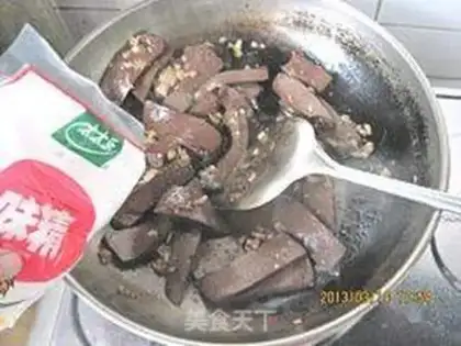 Make Garlic fried pig blood step 8