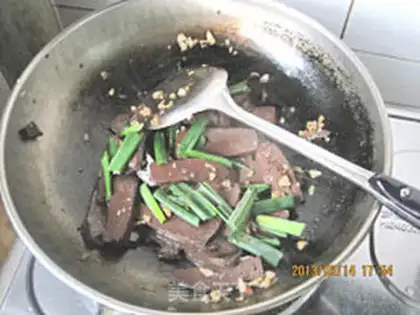 Make Garlic fried pig blood step 9