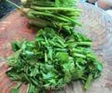 Make Celery fried eggs step 1