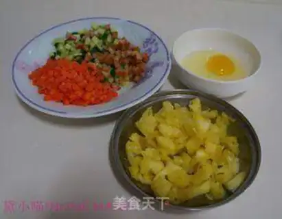Make Pineapple rice step 1