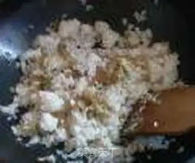 Make Onion egg fried rice step 2