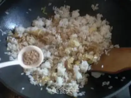 Make Onion egg fried rice step 4