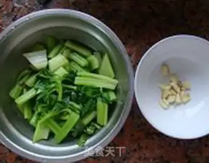 Make Celery fried eggs step 1