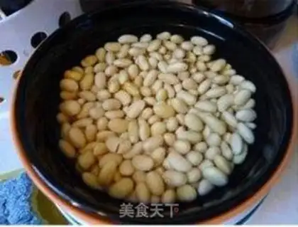 Make Soybeans, pig hoof soup step 1