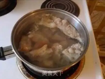 Make Soybeans, pig hoof soup step 2
