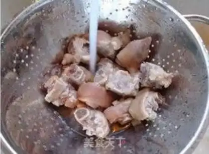 Make Soybeans, pig hoof soup step 3