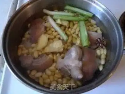 Make Soybeans, pig hoof soup step 4