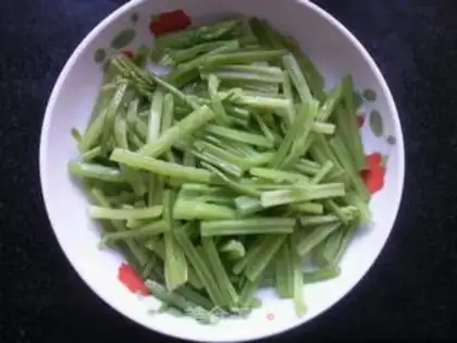 Make Celery fried dry step 0
