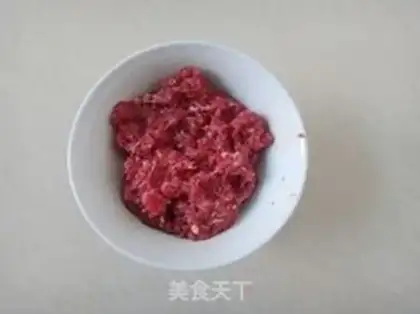 Make Pyramid onion fried beef step 1