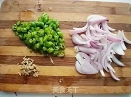 Make Pyramid onion fried beef step 2