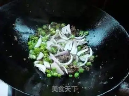 Make Pyramid onion fried beef step 4