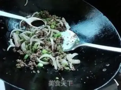 Make Pyramid onion fried beef step 5