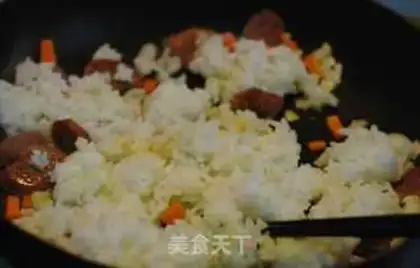 Make Weenie egg fried rice step 3