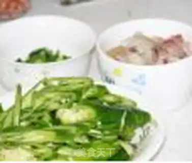 Make The green peppers are fried with meat step 0